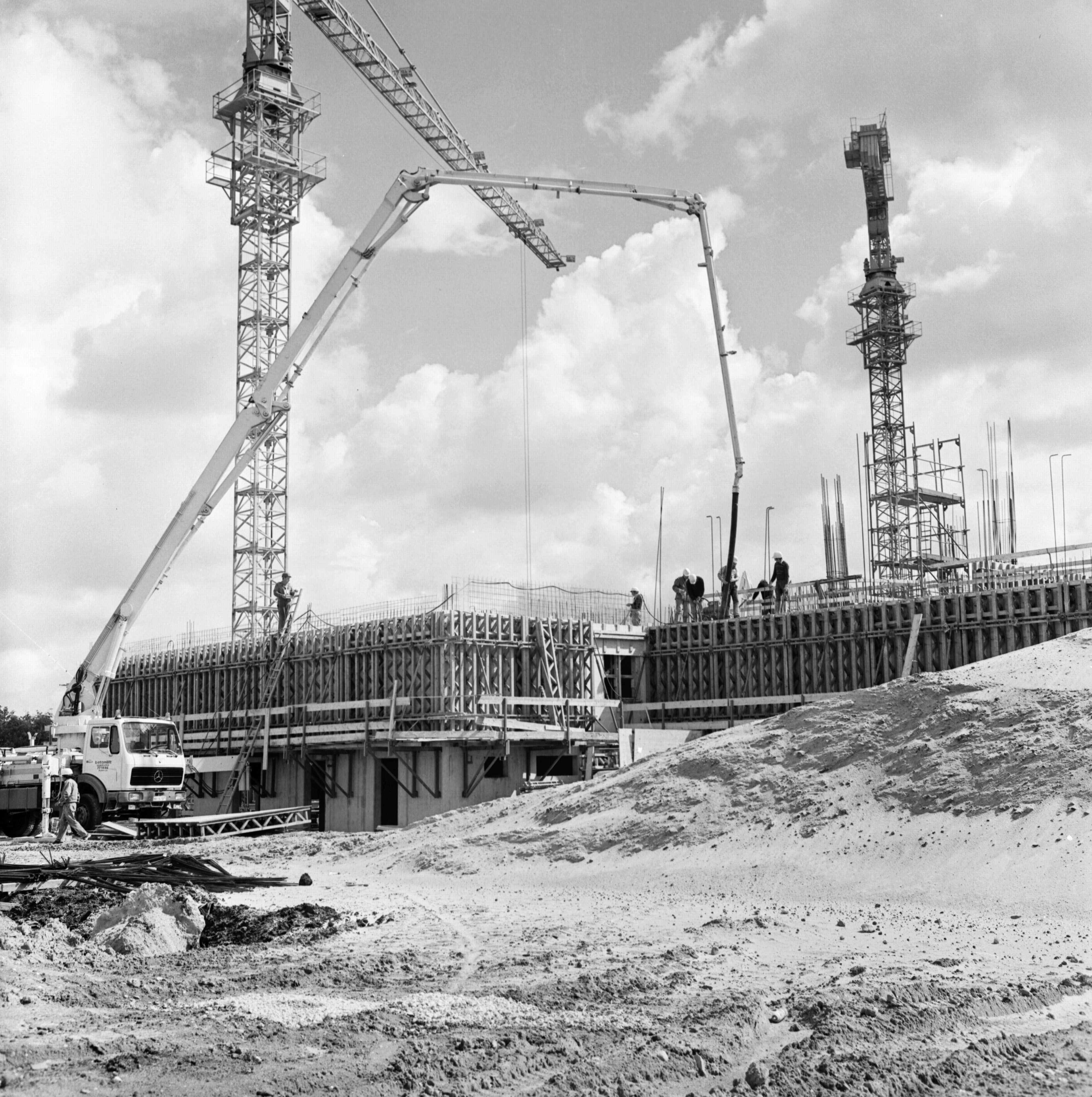 I1/1838  BU: Müllverbrennungsanlage Stapelfeld: Bau: Blick auf die Baustelle mit mehreren Baukränen, 1977